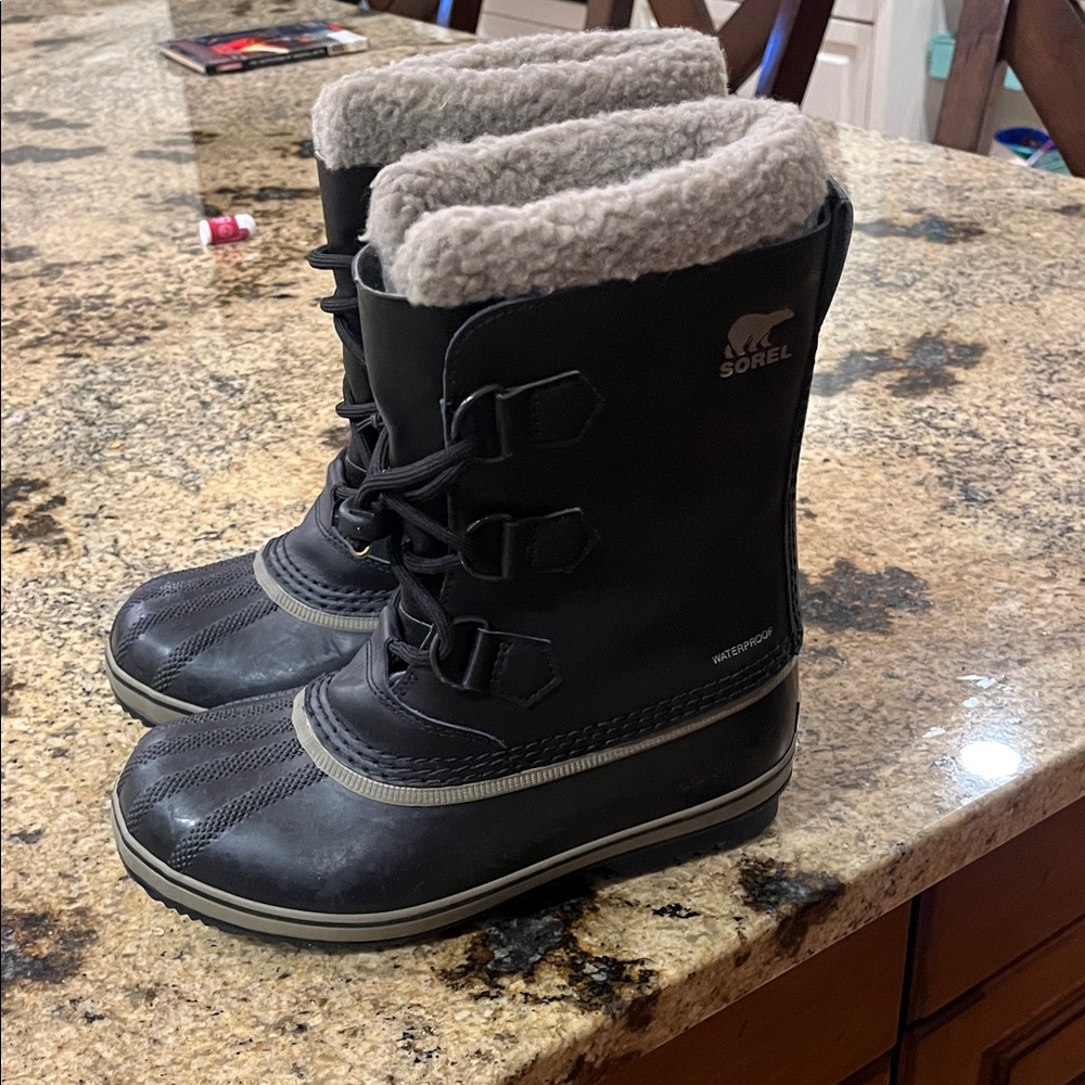Sorel Kids Black Snow Boots with Tan Lining size 4